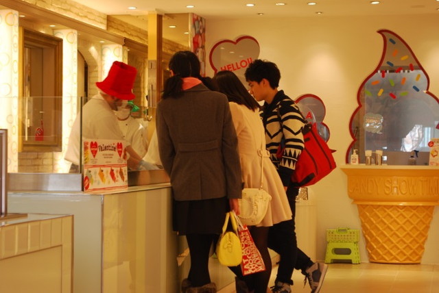 CANDY SHOW TIME：店内ではキャンディーづくりを見学可能