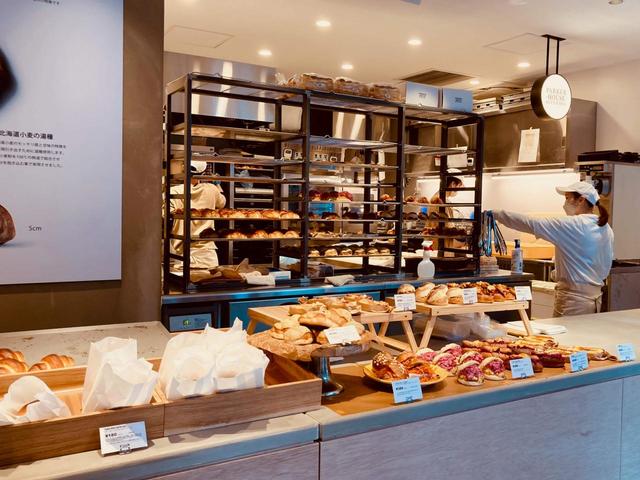 店内のレジまわり／パーカーハウスバターロール