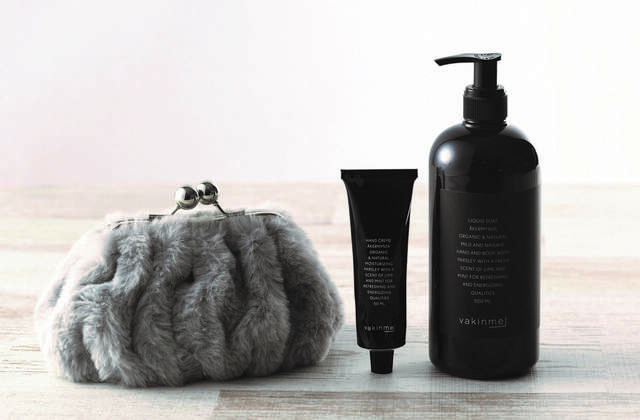 【北欧祭2023】（写真左）＜デンマーク＞ モリーマレ「ポーチ」 （17×11×9cm） 3,850円 （写真中央・右）＜スウェーデン＞ヴァキンミ― 「ハンドクリーム〈オーケルミンタ〉」（50ｍL） 3,520円 「ハンド・ボディウォッシュ〈オーケルミンタ〉」（500ｍL） 5,500円