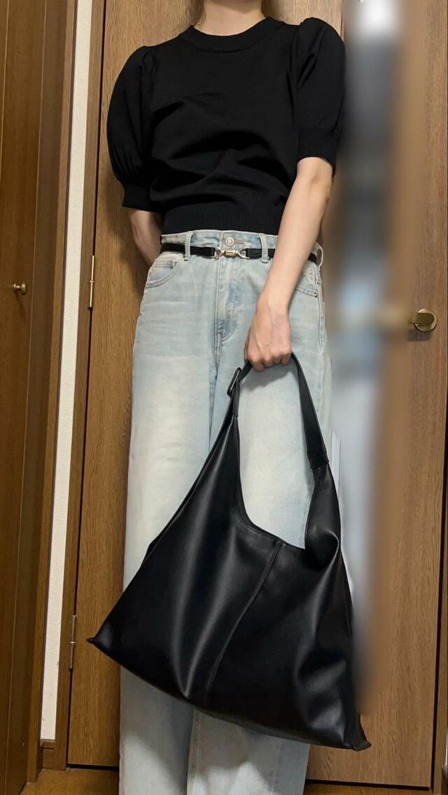 【GU ロングベルトトートバッグ+E】ハンドバッグとして使用。クタッと感がおしゃれを演出！