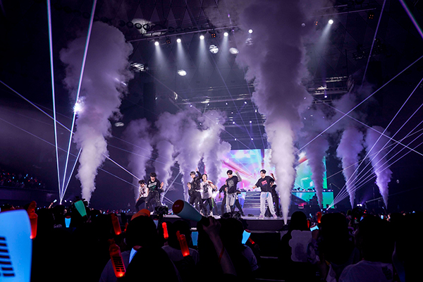 iKON　撮影：上飯坂一