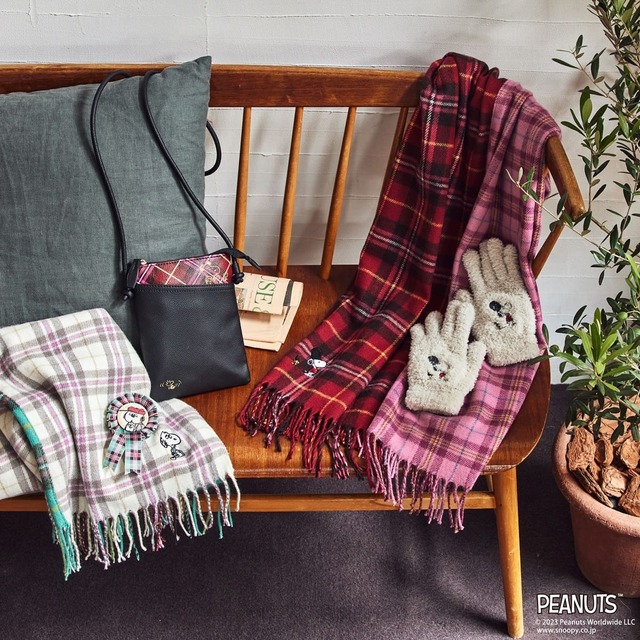 【PEANUTS×Afternoon Tea】ストール 各¥4,400、ロゼット ¥1,650、スマホショルダー ¥4,620、グローブ ¥2,970