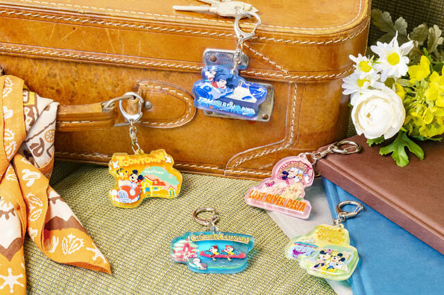 キーチェーンセット 4,750円｜ミッキーたちが楽しそうに巡っているパークのマップやアイコンをモチーフにしたグッズ｜販売店舗：東京ディズニーランド「グランドエンポーリアム」、東京ディズニーシー「タワー・オブ・テラー・メモラビリア」｜発売日：2025年1月9日（木）