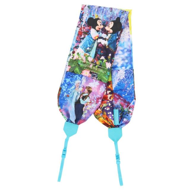 カメラストラップ 2,800円|東京ディズニーリゾート・フォトグラフィープロジェクト「イマジニング・ザ・マジック」グッズ|販売店舗:東京ディズニーランド「ギャグファクトリー/ファイブ・アンド・ダイム」、東京ディズニーシー「エンポーリオ」|発売日:2026年3月6日(金)