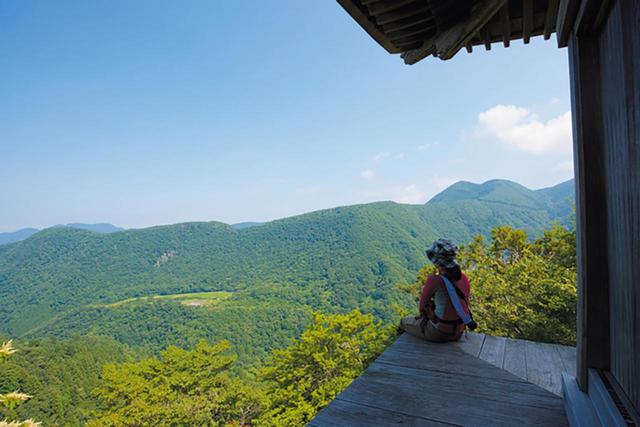 【倉吉・三朝エリア】三徳山 三佛寺 投入堂｜投入堂までの途中には周辺の深い山を一望できる文殊堂が。ここで景色を眺めながら休憩を   画像：PIXTA