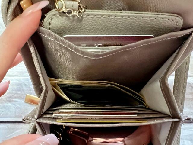 お札は折り畳んで収納スペースに直接入れてもOK