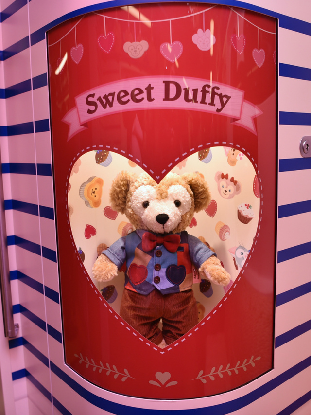 スウィート・ダッフィーのコスチュームを着たダッフィー(撮影 / MezzoMiki)