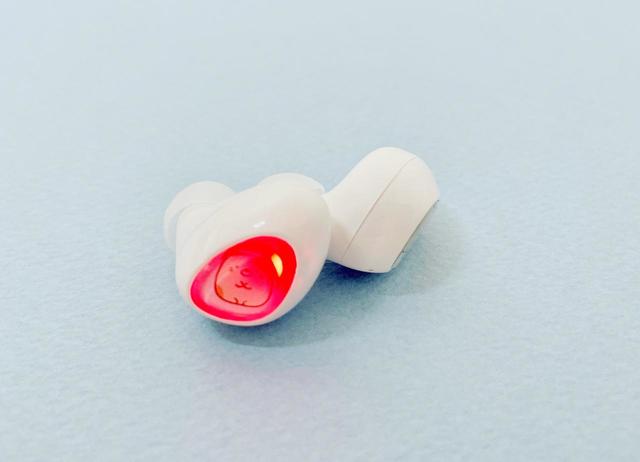 イヤホンは赤く光ります【すみっコぐらし Bluetooth 完全ワイヤレスイヤホン】©2022 San-X Co., Ltd. All Rights Reserved.