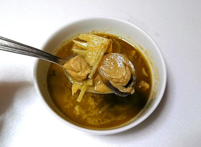 【素材を生かしたカレー グリーン　180g　350円】蒸し鶏肉、たけのこ、ふくろたけの食感の違いも楽しい