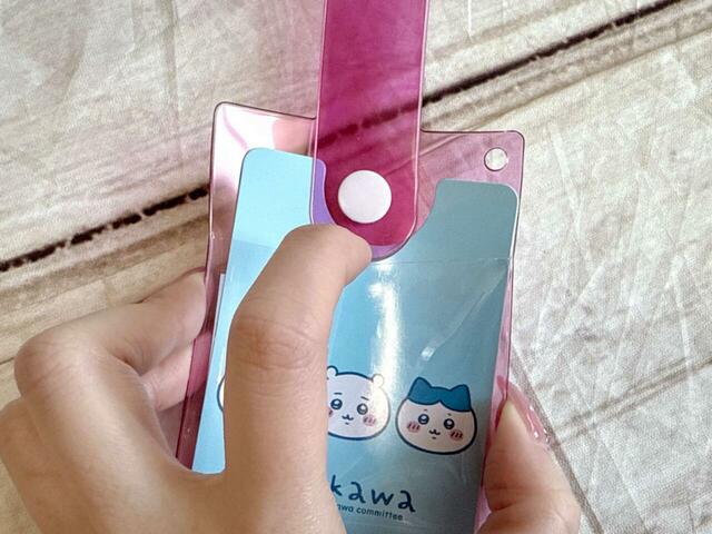 背面にポケット付きでカードなどが収納できます