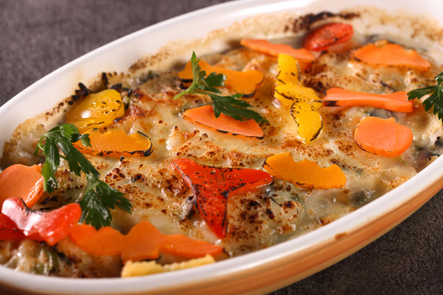 「かぼちゃとほうれん草のグラタン」＜期間：2025年9月4日～11月3日＞【ポップでキュートでホラーなハロウィーンを満喫！ユニバオフィシャルホテルで『HAPPY HALLOWEEN PARTY！』開催】