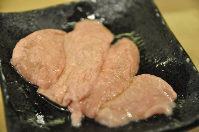 立ち食い焼肉を体験!／治郎丸　パイ（50円）