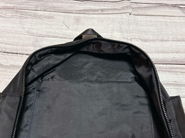 メイン収納の中にもオープンポケット付き