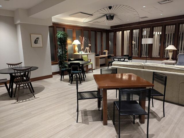 【軽井沢マリオットホテル】メインウイング ロビー階に位置するワーキング専用ラウンジ「コージーワークス 軽井沢」はWi-Fi、電源完備(宿泊者無料)