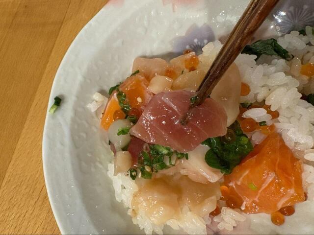 【コストコ きらめき海鮮漬けちらし】マグロはとにかく濃厚！それぞれの魚介が引き立つ贅沢な味わいです◎