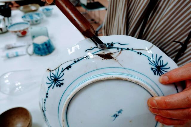 漆で盛り上がったところは刀（とう）で削る