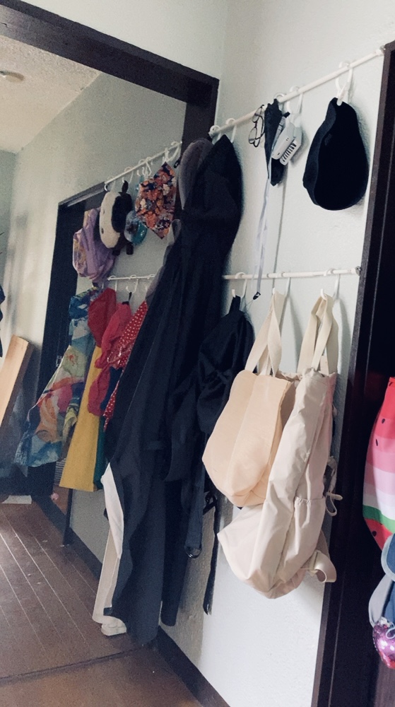 【ダイソー 突っ張り棒収納】バッグや小物でごちゃごちゃだった廊下がスッキリ！