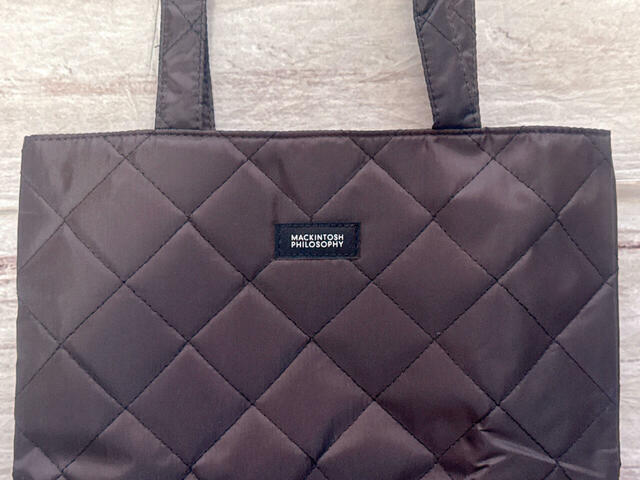 フロントには「マッキントッシュフィロソフィー」のブランドロゴタグ付き