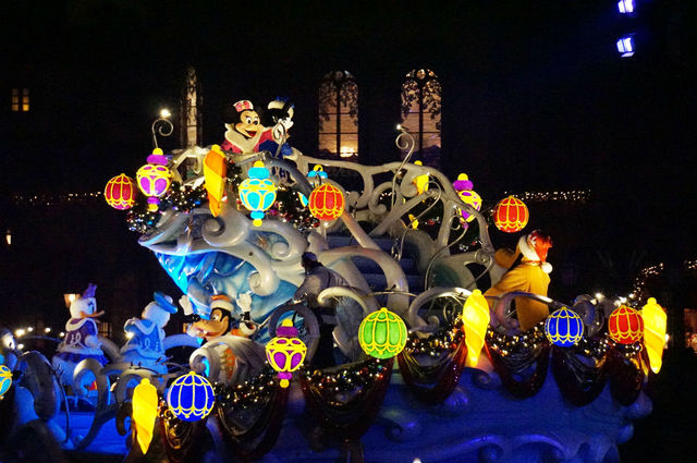 カラー・オブ・クリスマス　キャラクター達が乗る船