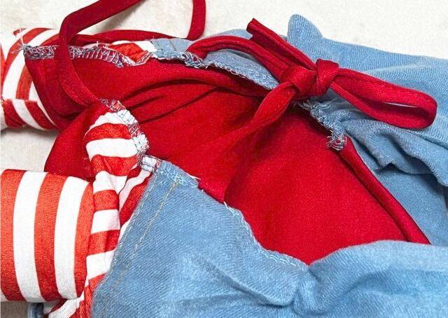 【犬用チャッキーコスチューム】装着は前足を通して背中のリボンを結ぶだけ