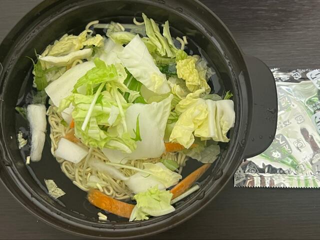 【MIクリエーションズ レンジ調理鍋】乾麺と野菜を入れます
