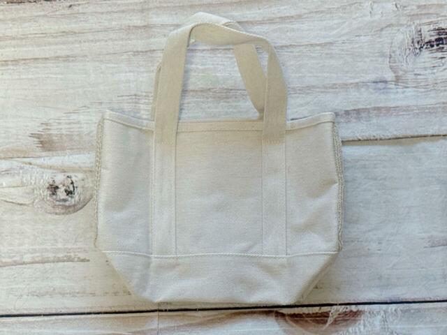 バックは装飾がないシンプルなデザイン