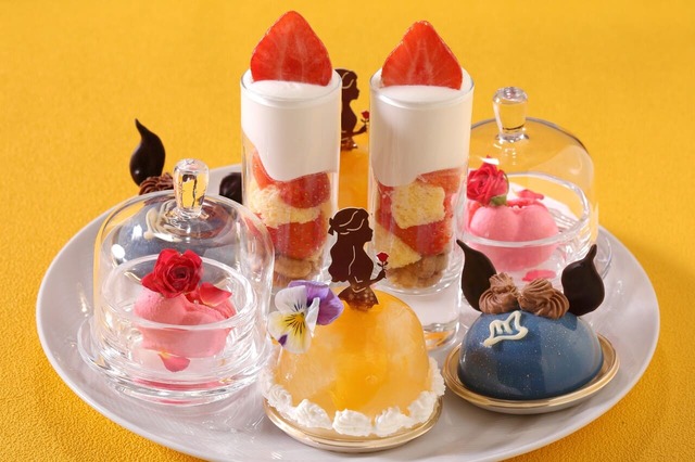 【シェラトン都ホテル大阪／レストラン＆ラウンジ・バー eu】アフタヌーンティーの1段目（プリンセスのドレス風 柑橘ゼリー / ビースト ～いちごと紅茶のムース～ / キャンドル ショートケーキ / いちごとバラのマカロン）