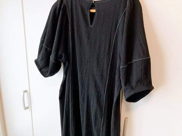 【ファッションセンターしまむら Blue Strive ワンピース】背中のボタン周りにもステッチが施されていておしゃれです♪