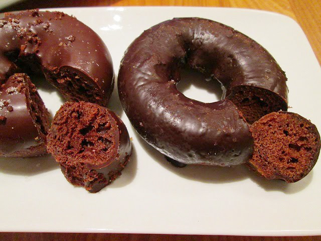 （右）セブン-イレブン「ダブルチョコ」　（左）ミスタードーナツ「ダブルチョコレート」