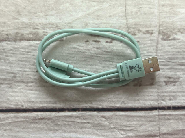 充電用USBケーブル。ケーブルの長さは(約)25cm