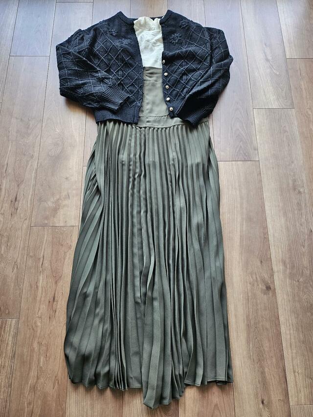 【UNIQLO：C プリーツストラップワンピース】ニットやアウターで調節すれば秋冬も問題なく着られます♪