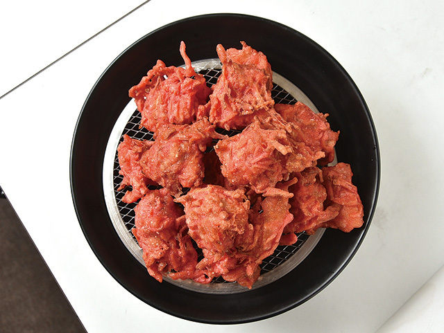 からあげ とり多津 根津店／紅生姜からあげ 100g 280円 夏期限定商品だったのが、あまりの人気に定番に格上げ。紅生姜が香ばしい大人のから揚げ。