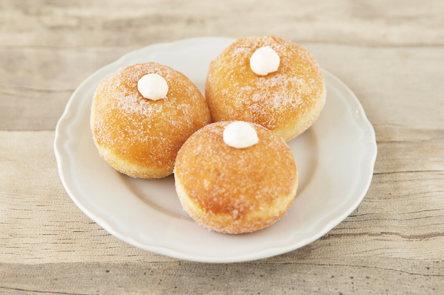 「白桃ホイップクリームの生ドーナツ」＜期間：2025年7月3日〜＞【【神戸メリケンパーク】ベーカリーカフェの“自家製パン食べ放題ランチ”に「桃のパン」＆「紅茶のパン」が夏限定で登場！】