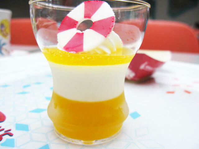 パッションフルーツ・パイナップルゼリー&バニラムース 550円、スーベニアカップ付き プラス 550円