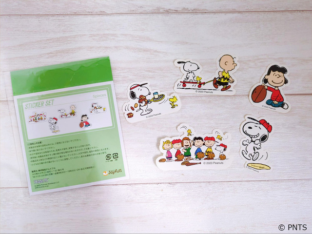 【ジョイフル×スヌーピー ステッカー5枚セット「SPORTS(みどり)」】野球やテニス、スケボーなどで遊ぶ仲間たちがモチーフ