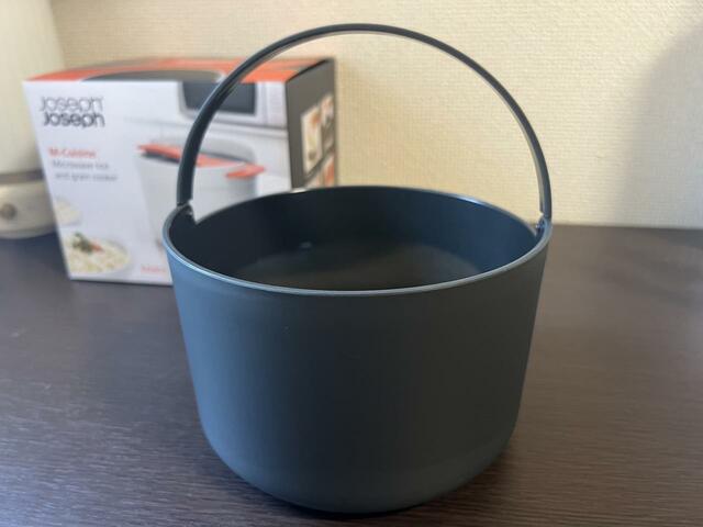 【Joseph Joseph 　電子レンジ炊飯調理器】水切りカゴは持ち手がついていて便利