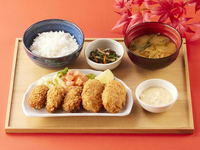 「牡蠣フライ&カニクリームコロッケ膳」<価格:1,290円(税込1,419円)>【ココス「2024秋冬グランドメニュー」スタート!“カニクリームコロッケ付き包み焼きハンバーグ”や“ココロおどるデザート”も登場!】
