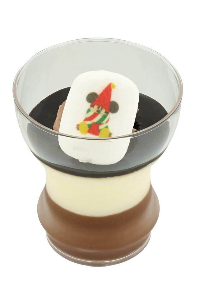 コーヒー＆チョコムース 550円｜「ディズニー・クリスマス」スペシャルメニュー｜東京ディズニーリゾート40周年“ドリームゴーラウンド”｜販売店舗：東京ディズニーランド「トゥモローランド・テラス」「スウィートハート・カフェ」、東京ディズニーシー「ニューヨーク・デリ」「ザンビーニ・ブラザーズ・リストランテ」｜販売期間：2023年11月1日（水）〜12月25日（月）