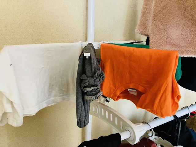 【ニトリ 壁面つっぱり物干し(リフティ400)】便利なタオルハンガーつき。子供服や靴下などの小物干しにも使えます