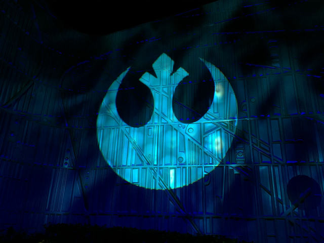 トゥモローランドにライトアップされる共和国軍の紋章