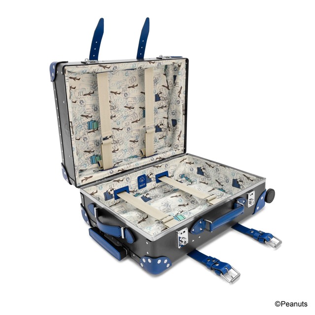 【グローブ・トロッター×PEANUTS】パスポートのスタンプがコラージュされた中にスヌーピーが荷物と一緒に待っているプリント