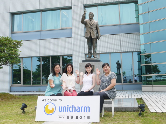 ユニ・チャーム工場見学／No.1ポーズをとる創業者・高原慶一朗氏の銅像の前でママブロガーの皆さんをパチリ 