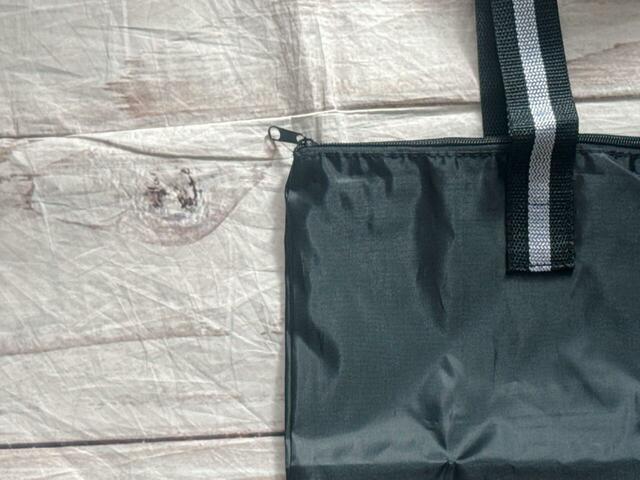 カラーはブラック