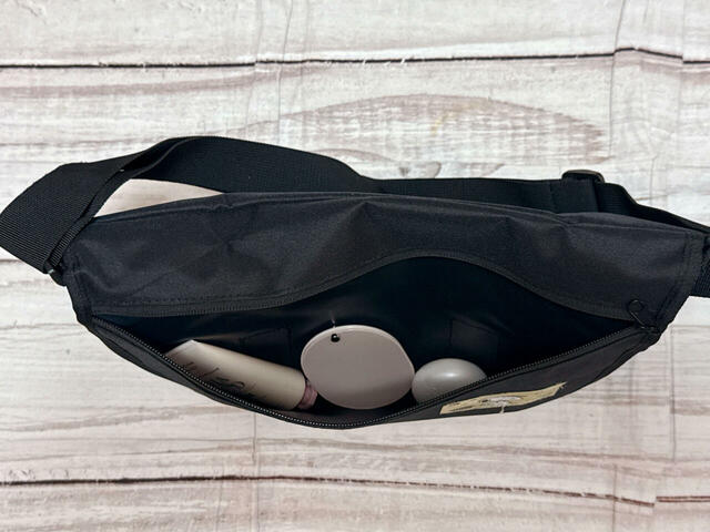 フラップのファスナーポケットにはミラーなどをIn