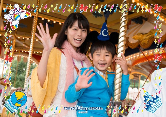 デジタル・フォトエキスプレス“雨の日限定イラスト” ＜販売店舗＞ ・カメラセンター、アドベンチャーランド・バザール、トレーディングポスト、ファンタジーギフト、 トレジャーコメット（東京ディズニーランド） ・フォトグラフィカ、エクスペディション・フォトアーカイヴ（東京ディズニーシー）