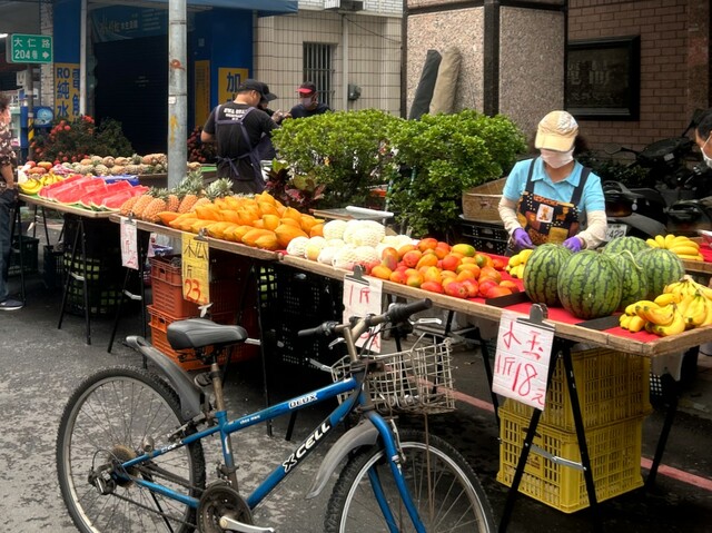 【台湾食べ歩きの旅 #14】市場の果物屋台。日本でもおなじみのスイカやパイナップルが並んでいるが、台湾ではどれも驚くほど甘い