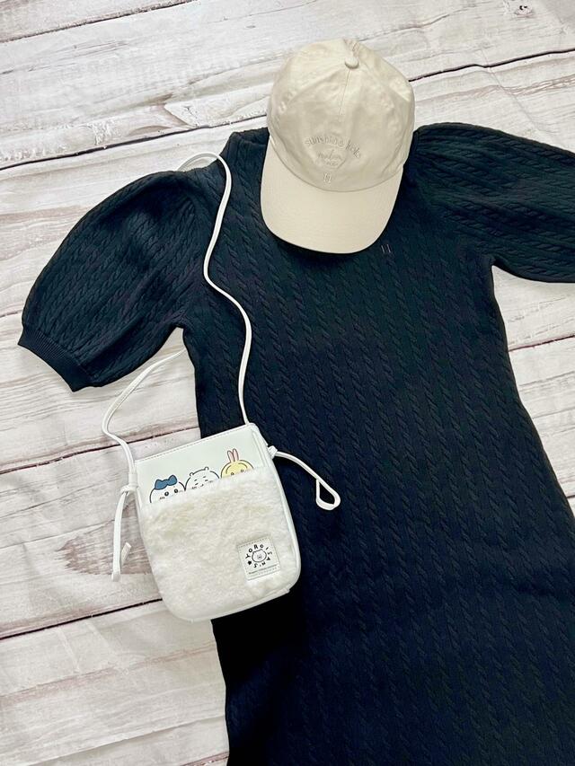 タイトなニットドレスに合わせたキャップが、バッグのカジュアルな雰囲気にぴったり♪【GU（ジーユー）ショルダーポーチ Chiikawa】