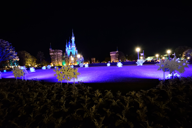 プラザのライトアップ、雪景色のような幻想的なライティングです ©Disney