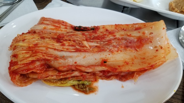 『土房』の副菜、白菜キムチ。越冬用に大量のキムチを漬ける時期なので、日本人が食べやすい浅漬けだった