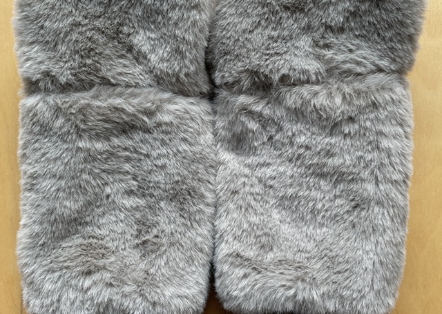 【3COINS　ファー2WAYミトン】表面がふわふわしています